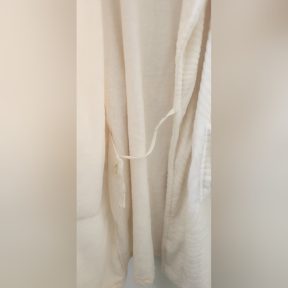 Cozy‎ Cream Robe - Picture 4 of 10